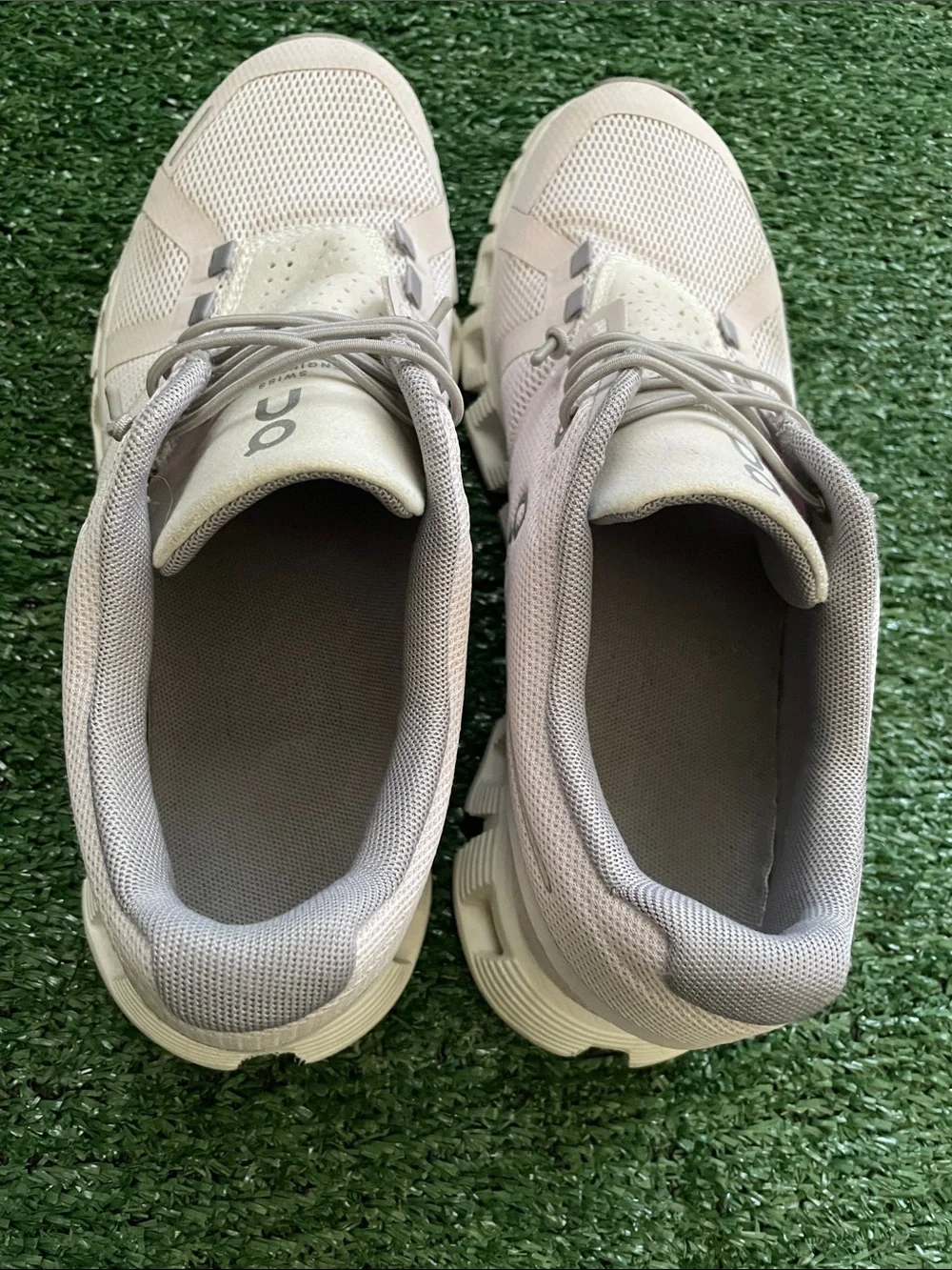 On Cloud 5 59-98899 Women's size 7 Running Sneakers Shoes Lily Frost